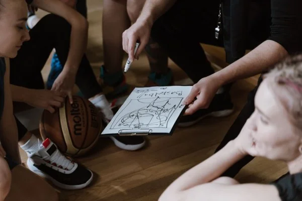 basketball team huddle tactics